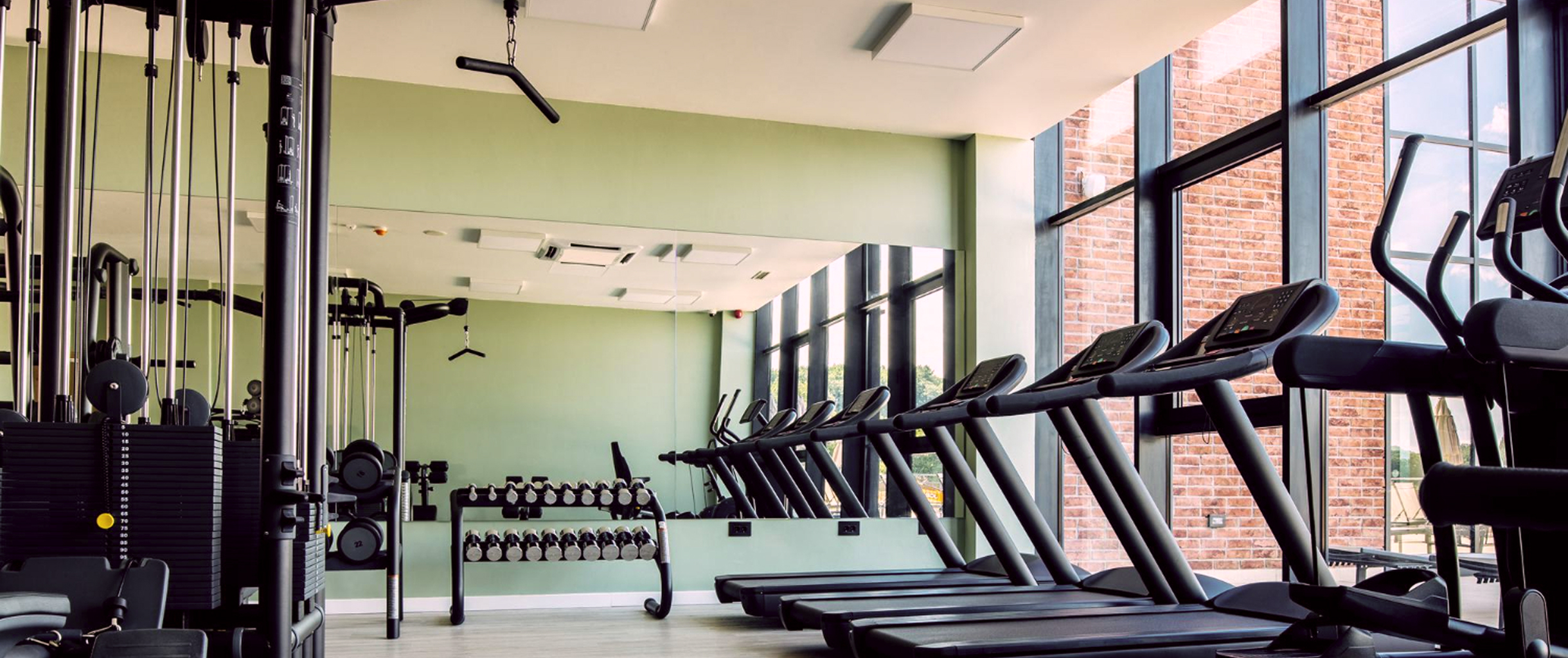 фотография фитнес клуба с различным оборудованием